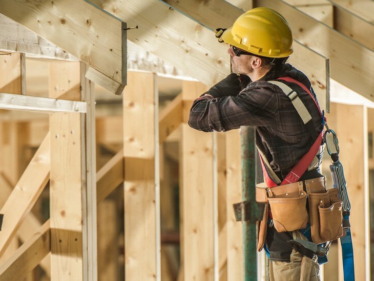Holzhaus-Bauen-2 Zimmermann baut einen Dachstuhl